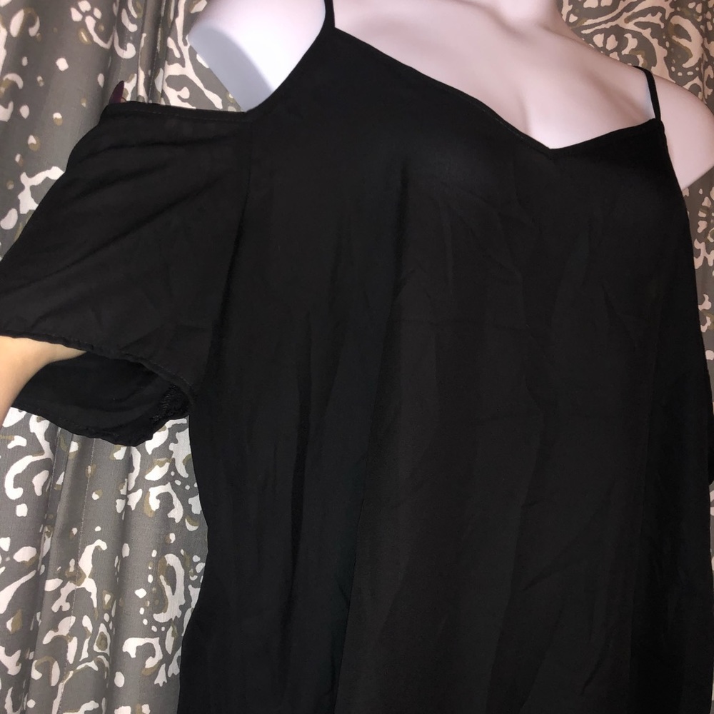 ***LAST PRICE BEFORE I DONATE*** cold shoulder top